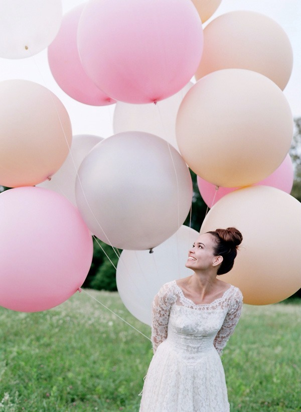 Charming Balloons: A Collection of Wedding Photos that Feel Like Happiness is Reaching the Skyにて紹介している画像
