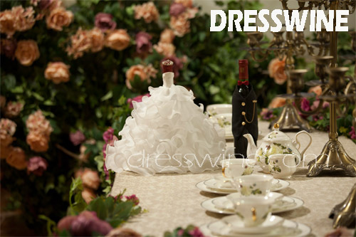 Too Cute Bottle Covers! Dress Up Your Wine with 'Bottle Dress' for a Bridal Look ♡にて紹介している画像