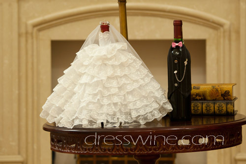 Too Cute Bottle Covers! Dress Up Your Wine with 'Bottle Dress' for a Bridal Look ♡にて紹介している画像