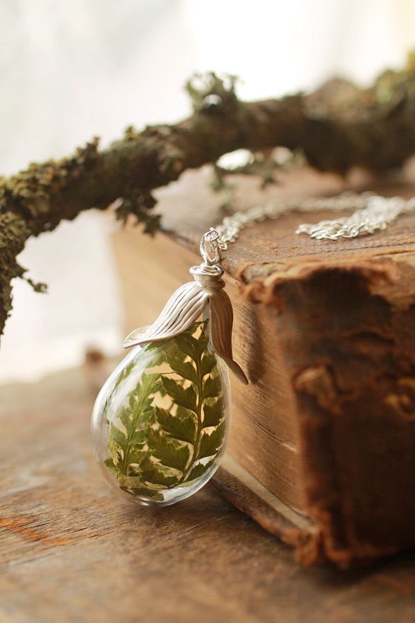 Bridal Hair Found on Instagram: Real Hair Accessories of Brides Around the World♡にて紹介している画像