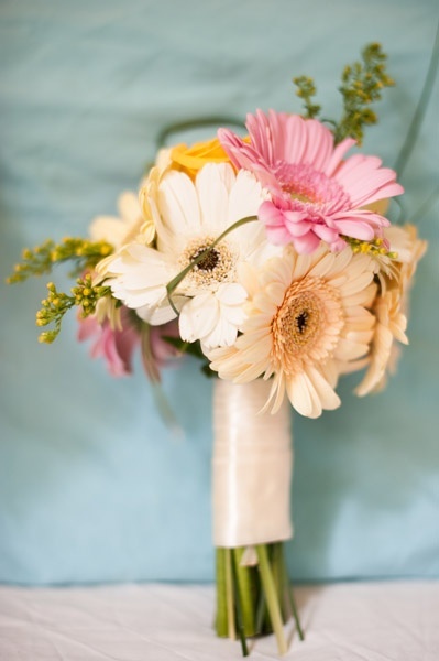 花嫁さんに人気♡ガーベラのブーケが可愛くてきゅん♡にて紹介している画像