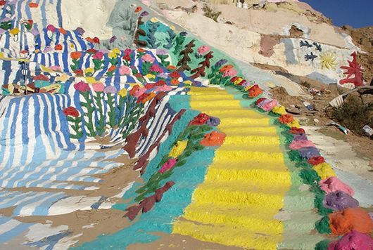 A Colorful and Adorable 'Salvation Mountain' Overflowing with Love: A Place I Want to Visit!にて紹介している画像