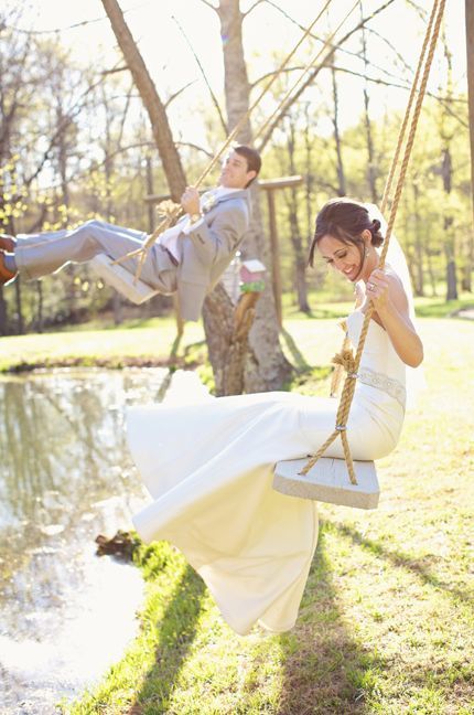 "I Want to Capture It! The Adorable and Charming Wedding Photos on a Swing"にて紹介している画像