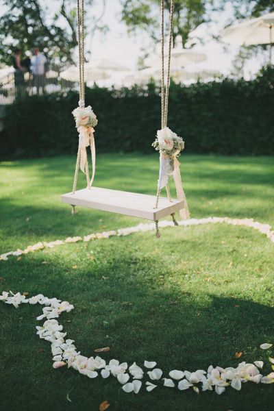 "I Want to Capture It! The Adorable and Charming Wedding Photos on a Swing"にて紹介している画像