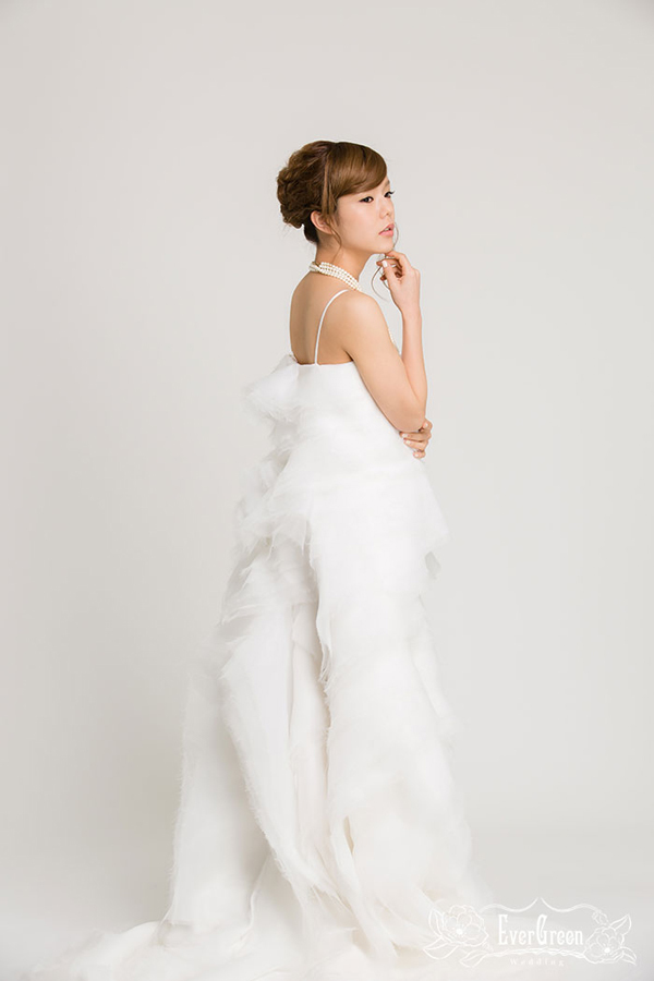 "Creating My One-of-a-Kind Custom Dress for an Ever Green Wedding♡"にて紹介している画像