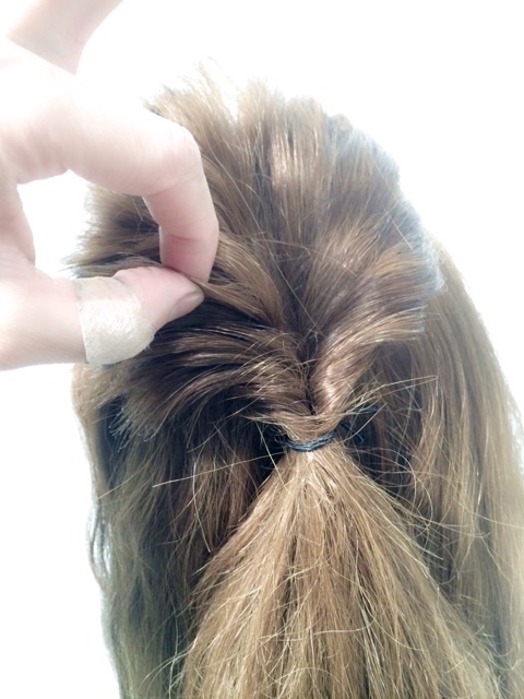 【解説付き】ルーズなくるりんぱで素敵ヘア♡簡単くるりんぱの崩し方講座にて紹介している画像