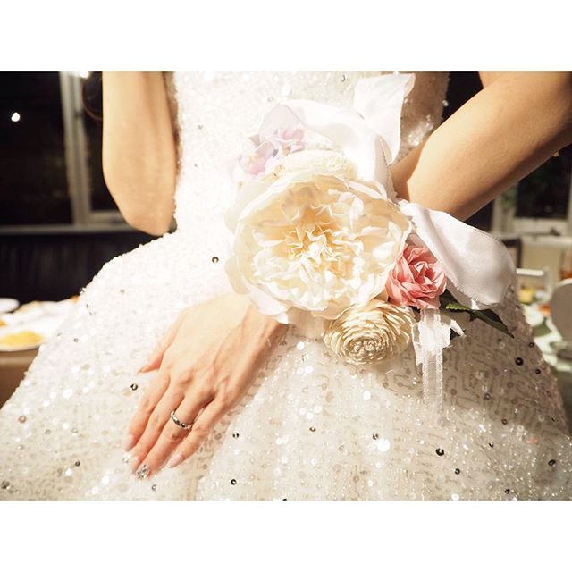 "Romantic and Adorable: A Stunning Bouquet of Flowers for Your Hands"にて紹介している画像