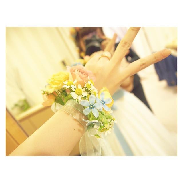 "Romantic and Adorable: A Stunning Bouquet of Flowers for Your Hands"にて紹介している画像