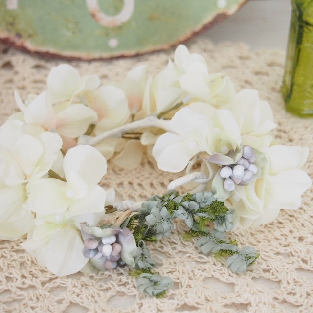 "Romantic and Adorable: A Stunning Bouquet of Flowers for Your Hands"にて紹介している画像