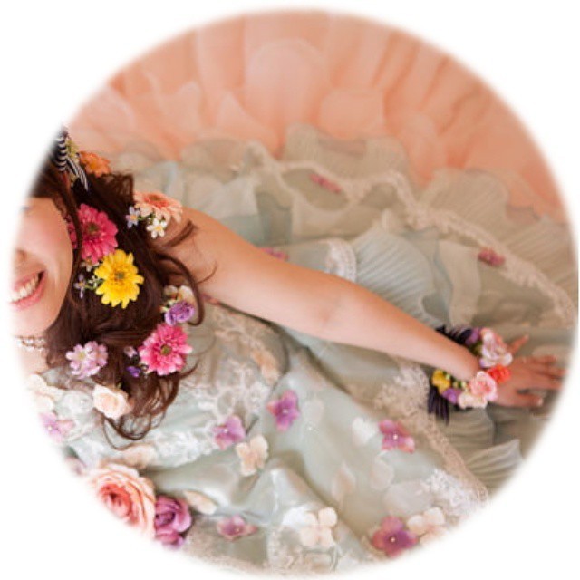 "Romantic and Adorable: A Stunning Bouquet of Flowers for Your Hands"にて紹介している画像