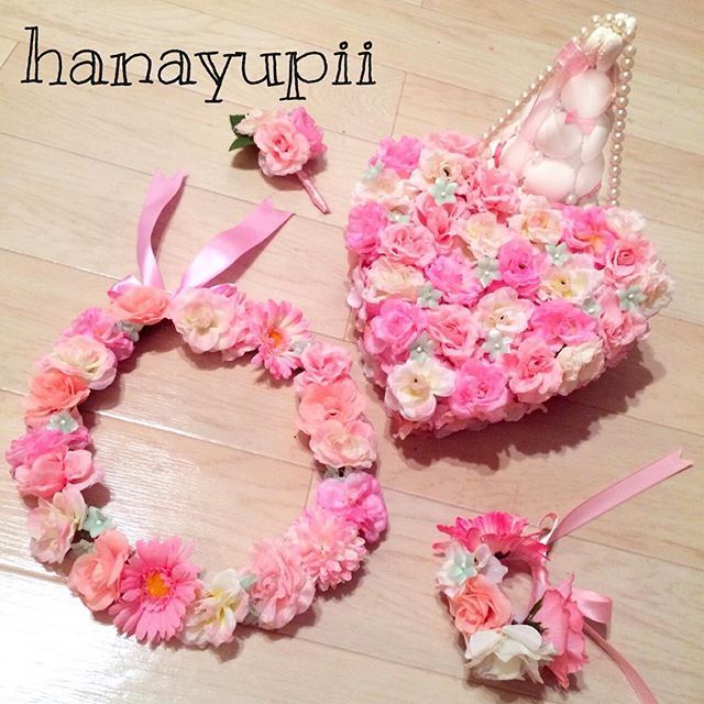 "Romantic and Adorable: A Stunning Bouquet of Flowers for Your Hands"にて紹介している画像