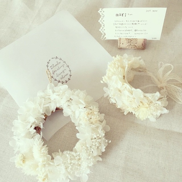 "Romantic and Adorable: A Stunning Bouquet of Flowers for Your Hands"にて紹介している画像