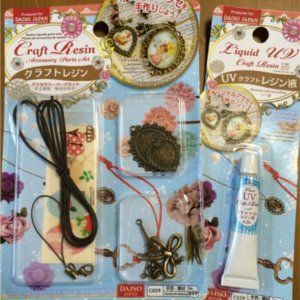 Easy DIY with 100 Yen Store Materials: Capturing Memories in Accessories Using Trendy 'Resin' ♡にて紹介している画像