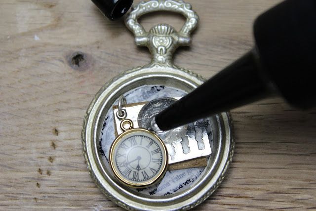 Easy DIY with 100 Yen Store Materials: Capturing Memories in Accessories Using Trendy 'Resin' ♡にて紹介している画像