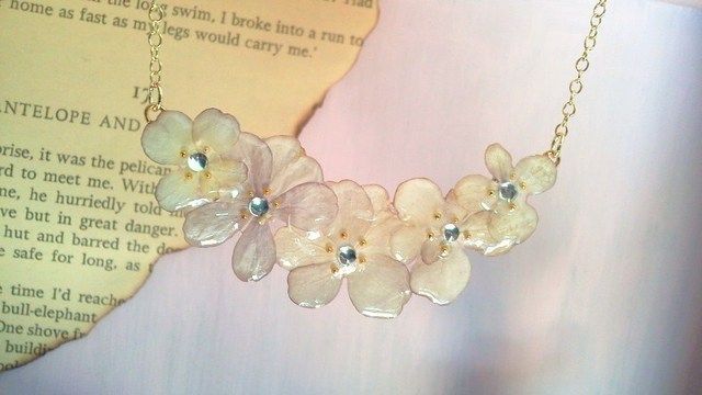 Easy DIY with 100 Yen Store Materials: Capturing Memories in Accessories Using Trendy 'Resin' ♡にて紹介している画像