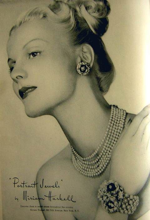 Absolutely Gorgeous: Surrendering to the Radiance of Miriam Haskell's Costume Jewelry ✨にて紹介している画像