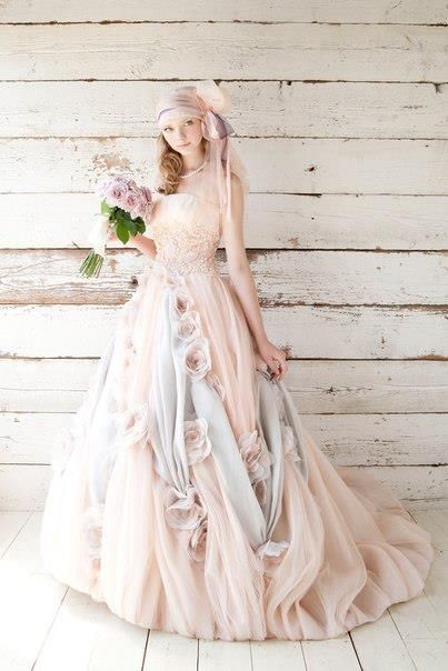 ふんわりパステルの幸せな色♡ドラジェカラーのウェデングドレスが可愛すぎる＊にて紹介している画像