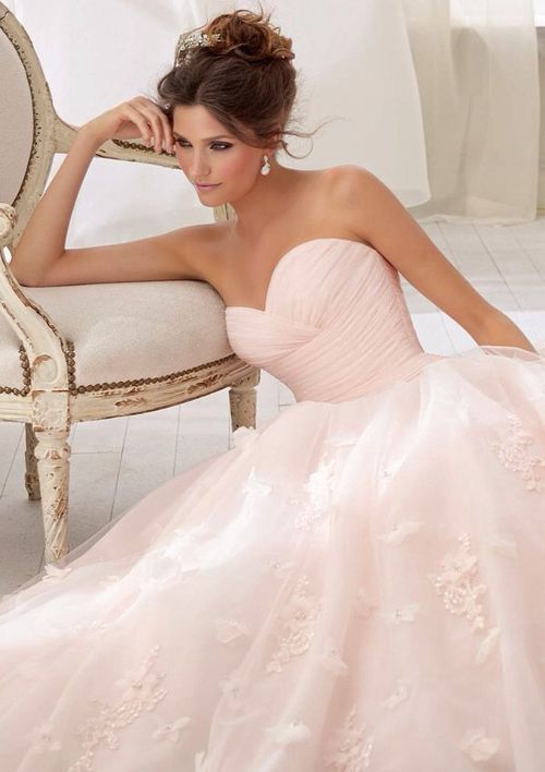 ふんわりパステルの幸せな色♡ドラジェカラーのウェデングドレスが可愛すぎる＊にて紹介している画像