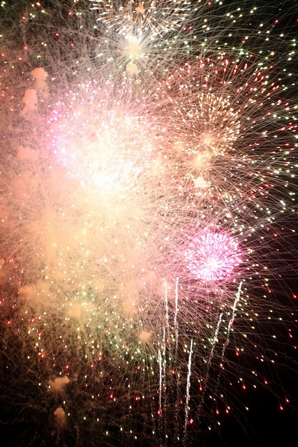 Summer 2015 Nail Trends: Falling in Love with 'Firework Nails' Inspired by the Night Sky!にて紹介している画像