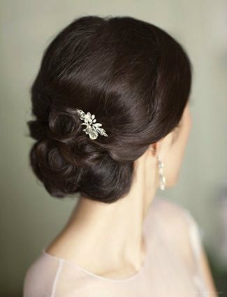 Cute Hairstyle Collection: Adorable Bun and Chignon Styles to Incorporate into Your Everyday Look♡にて紹介している画像