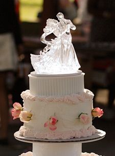 プリンセスオーロラが素敵♡眠れる森の美女をモチーフにしたweddingアイデアをあつめましたにて紹介している画像