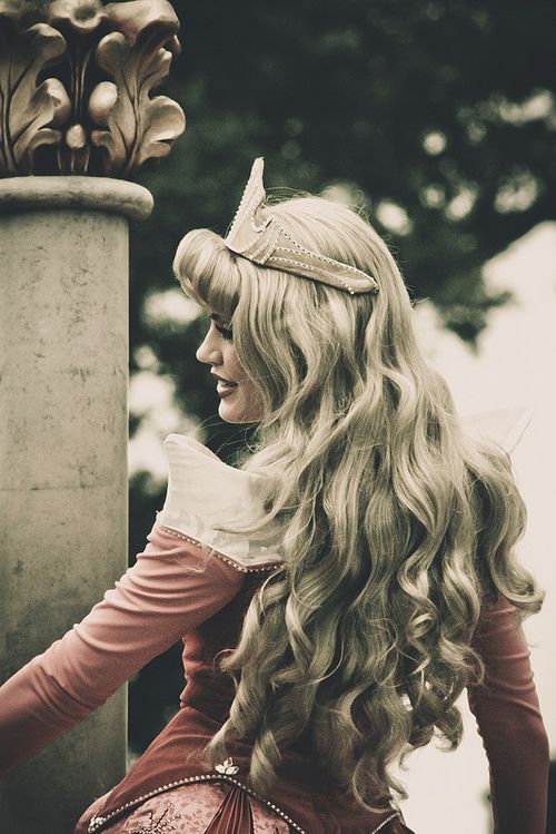 プリンセスオーロラが素敵♡眠れる森の美女をモチーフにしたweddingアイデアをあつめましたにて紹介している画像