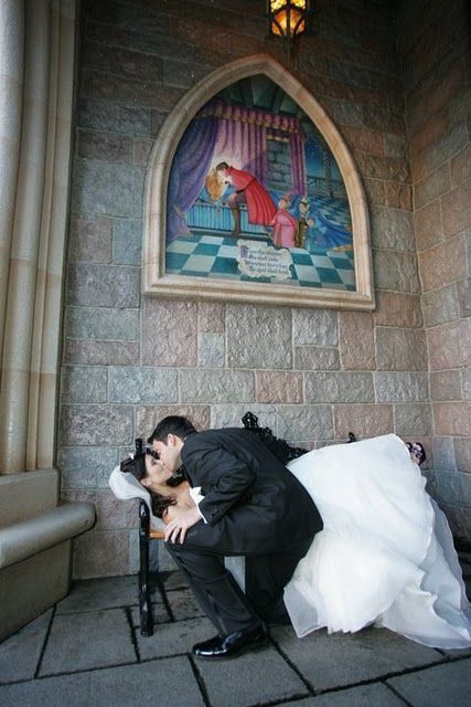 プリンセスオーロラが素敵♡眠れる森の美女をモチーフにしたweddingアイデアをあつめましたにて紹介している画像