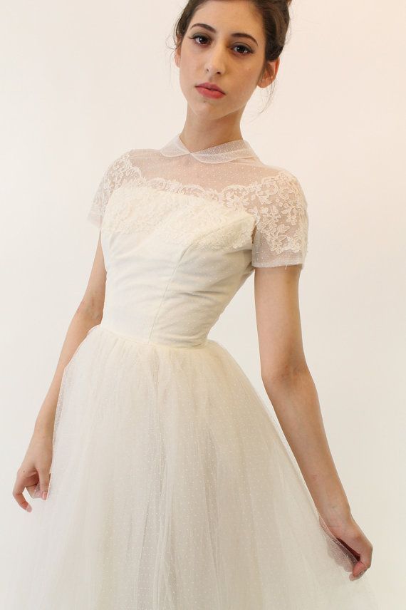 レースに施す水玉がさりげなくて可愛い♡ウェディングドレスCOLLECTIONにて紹介している画像