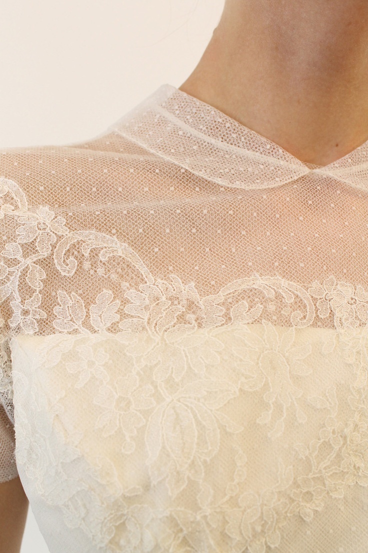 レースに施す水玉がさりげなくて可愛い♡ウェディングドレスCOLLECTIONにて紹介している画像