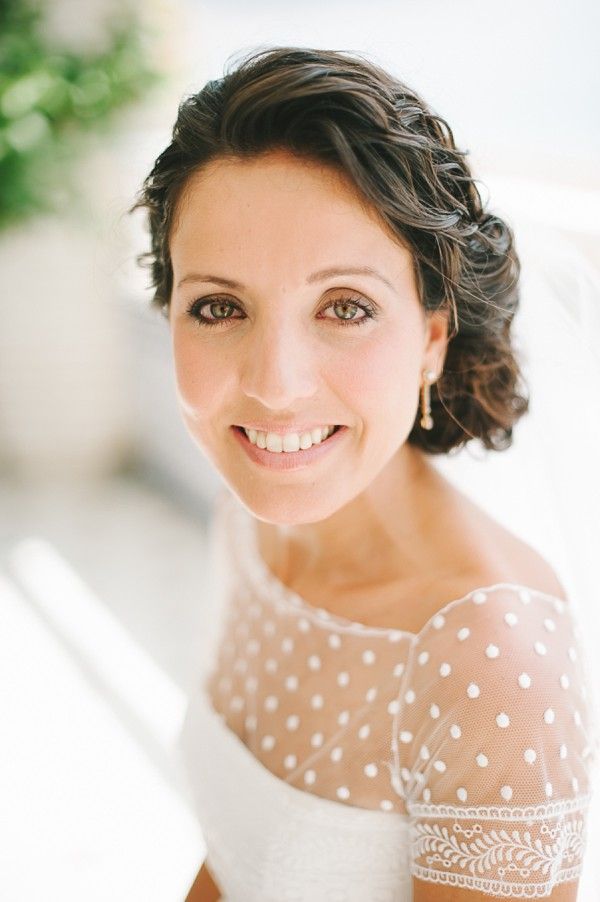 レースに施す水玉がさりげなくて可愛い♡ウェディングドレスCOLLECTIONにて紹介している画像