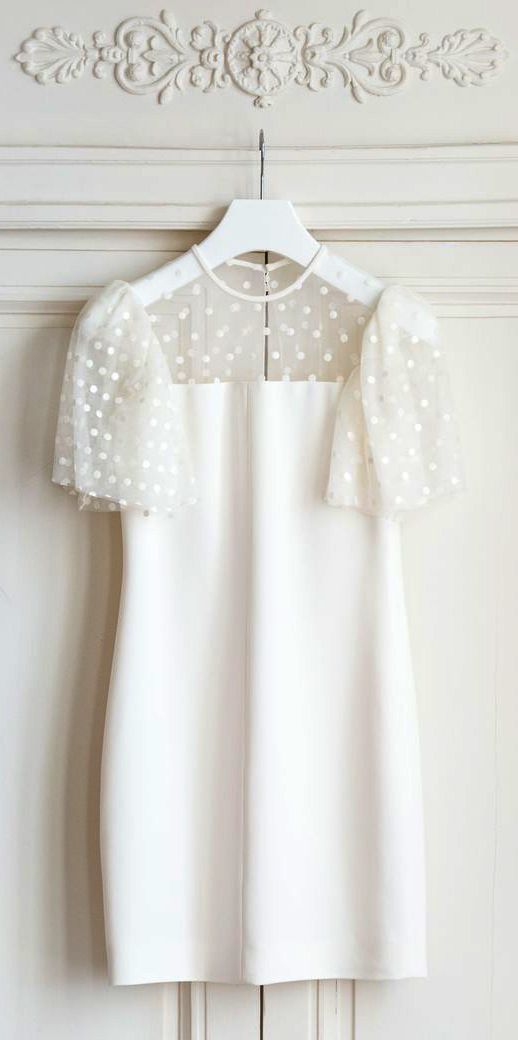 レースに施す水玉がさりげなくて可愛い♡ウェディングドレスCOLLECTIONにて紹介している画像