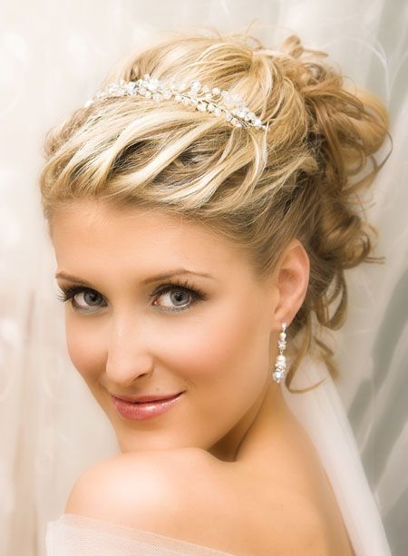 "Tiara Selection Tips: Finding the Perfect Match for Your Face Shape on Your Wedding Day"にて紹介している画像