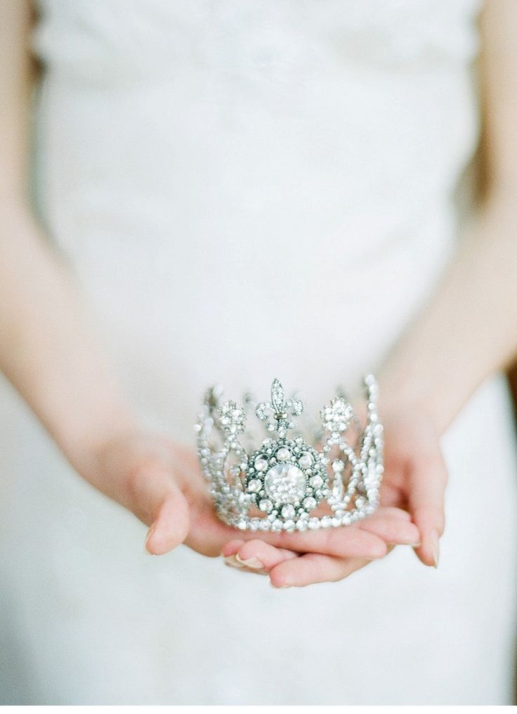 "Tiara Selection Tips: Finding the Perfect Match for Your Face Shape on Your Wedding Day"にて紹介している画像