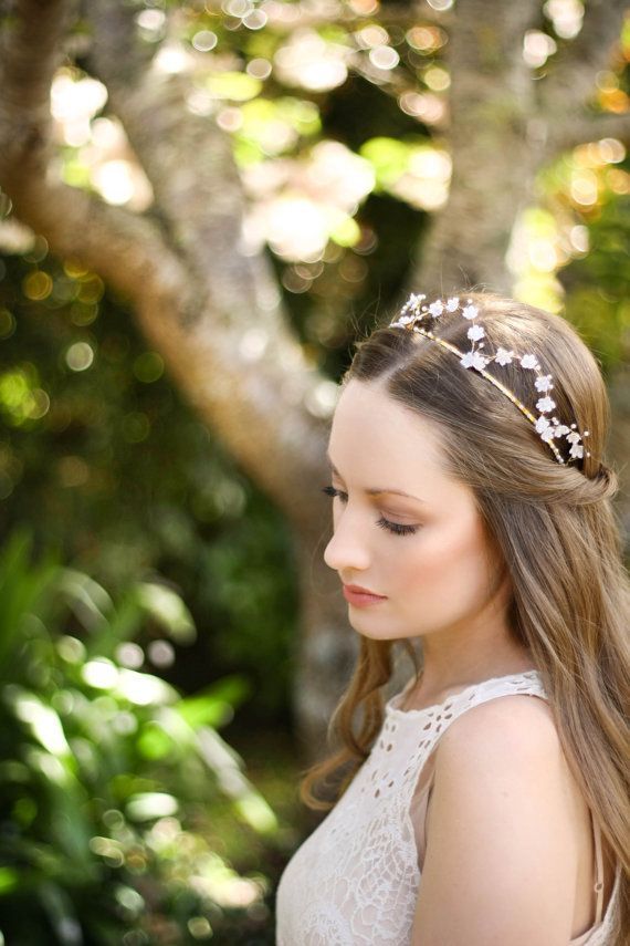 "Tiara Selection Tips: Finding the Perfect Match for Your Face Shape on Your Wedding Day"にて紹介している画像