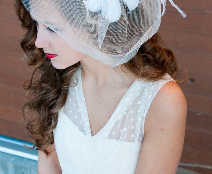 レースに施す水玉がさりげなくて可愛い♡ウェディングドレスCOLLECTIONにて紹介している画像