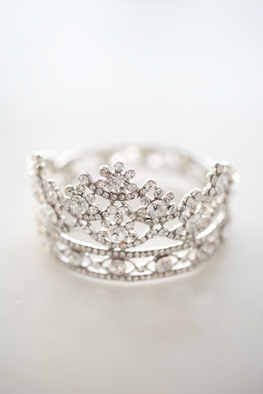 "Tiara Selection Tips: Finding the Perfect Match for Your Face Shape on Your Wedding Day"にて紹介している画像