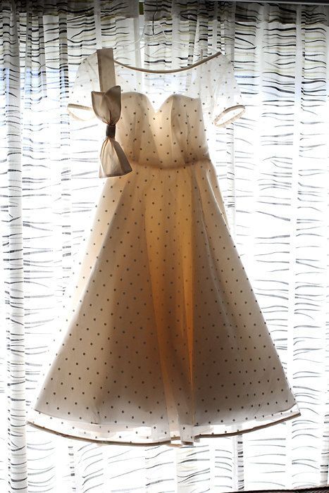 レースに施す水玉がさりげなくて可愛い♡ウェディングドレスCOLLECTIONにて紹介している画像