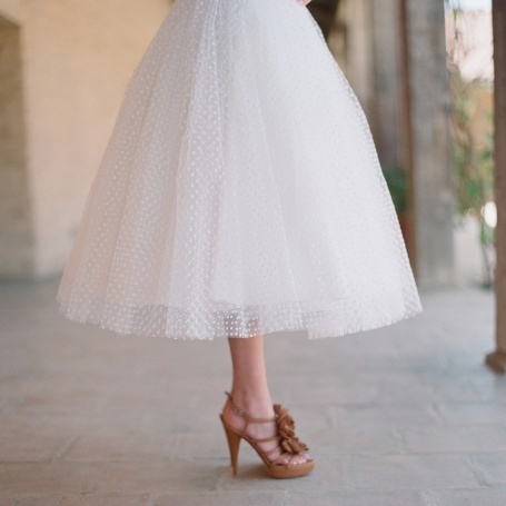 レースに施す水玉がさりげなくて可愛い♡ウェディングドレスCOLLECTIONにて紹介している画像