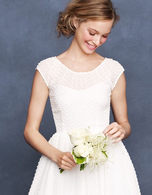 レースに施す水玉がさりげなくて可愛い♡ウェディングドレスCOLLECTIONにて紹介している画像