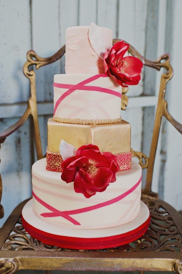 赤をポイントに使ってロマンティックに♡可愛いウェディングケーキをあつめましたにて紹介している画像