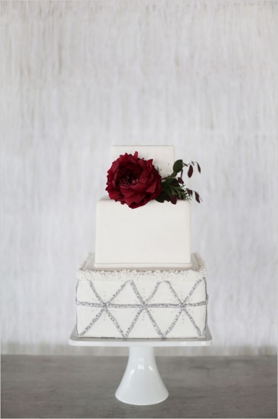赤をポイントに使ってロマンティックに♡可愛いウェディングケーキをあつめましたにて紹介している画像