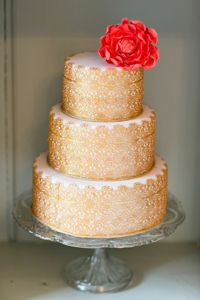 赤をポイントに使ってロマンティックに♡可愛いウェディングケーキをあつめましたにて紹介している画像