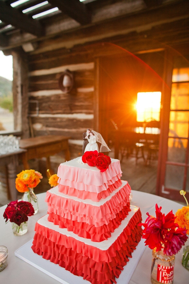 赤をポイントに使ってロマンティックに♡可愛いウェディングケーキをあつめましたにて紹介している画像