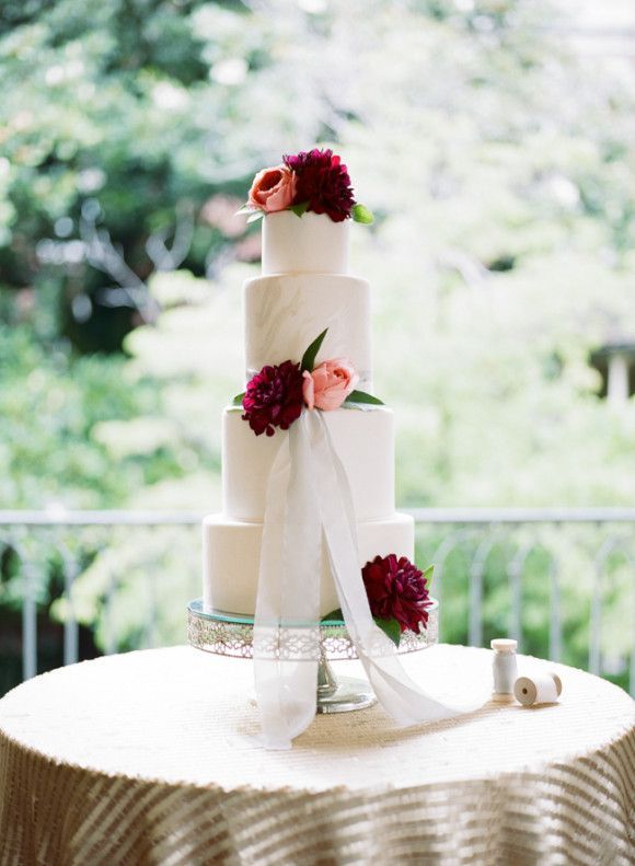 赤をポイントに使ってロマンティックに♡可愛いウェディングケーキをあつめましたにて紹介している画像