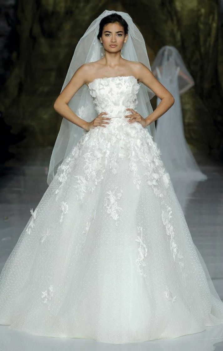 Cinderella Dreams: The Classic and Elegant Wedding Dresses by Elie Saab Favored by Celebrities and Royalty!にて紹介している画像