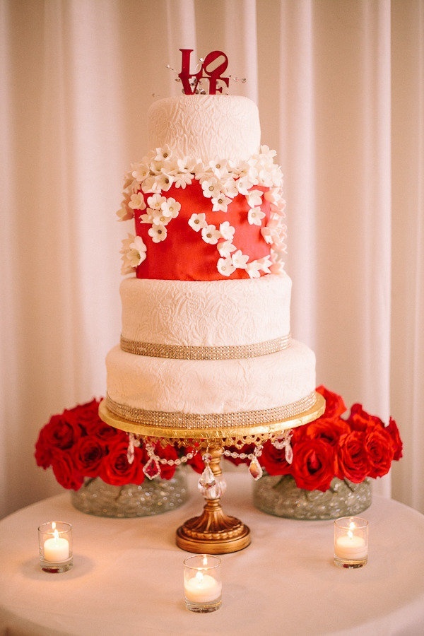 赤をポイントに使ってロマンティックに♡可愛いウェディングケーキをあつめましたにて紹介している画像