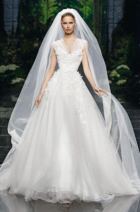 Cinderella Dreams: The Classic and Elegant Wedding Dresses by Elie Saab Favored by Celebrities and Royalty!にて紹介している画像