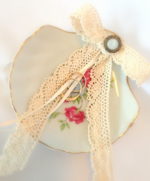 Mermaid-Inspired Shell Ring Pillows for a Dreamy Beach Wedding ♥にて紹介している画像