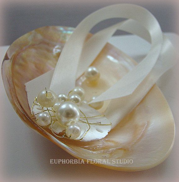 Mermaid-Inspired Shell Ring Pillows for a Dreamy Beach Wedding ♥にて紹介している画像