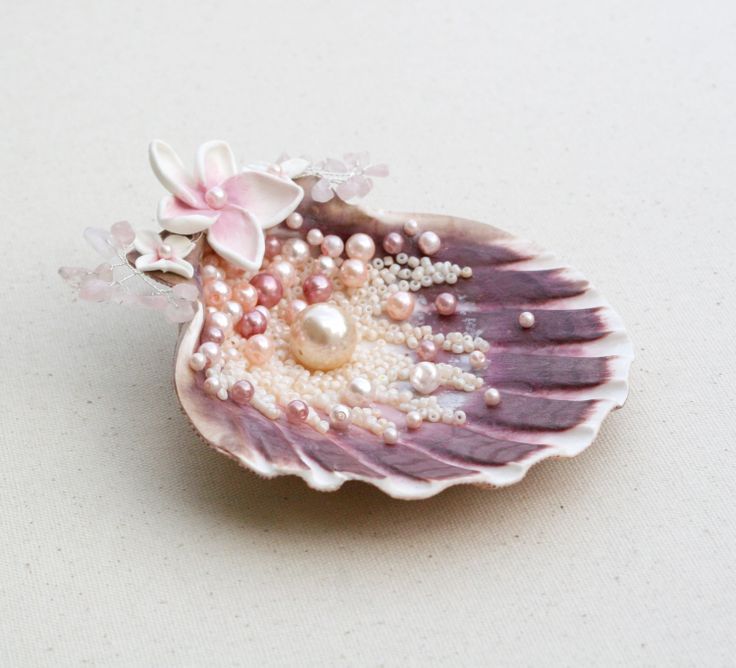 Mermaid-Inspired Shell Ring Pillows for a Dreamy Beach Wedding ♥にて紹介している画像